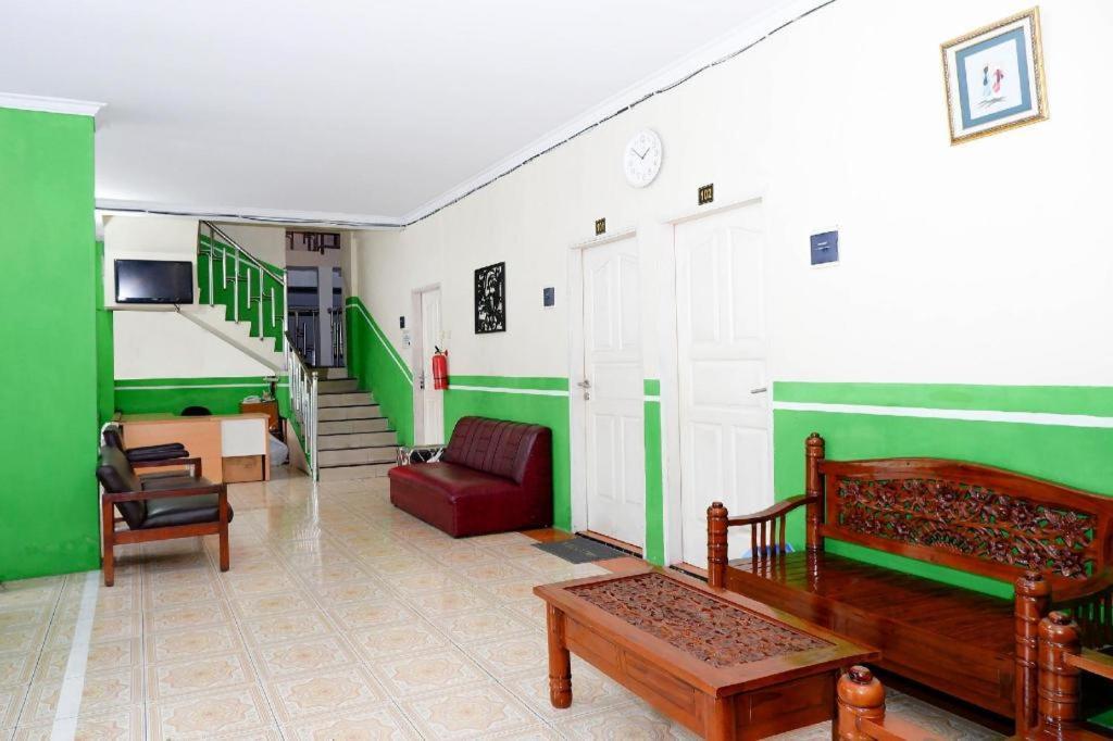 Oyo 338 Guest House Omah Manahan Syariah Solo Eksteriør billede