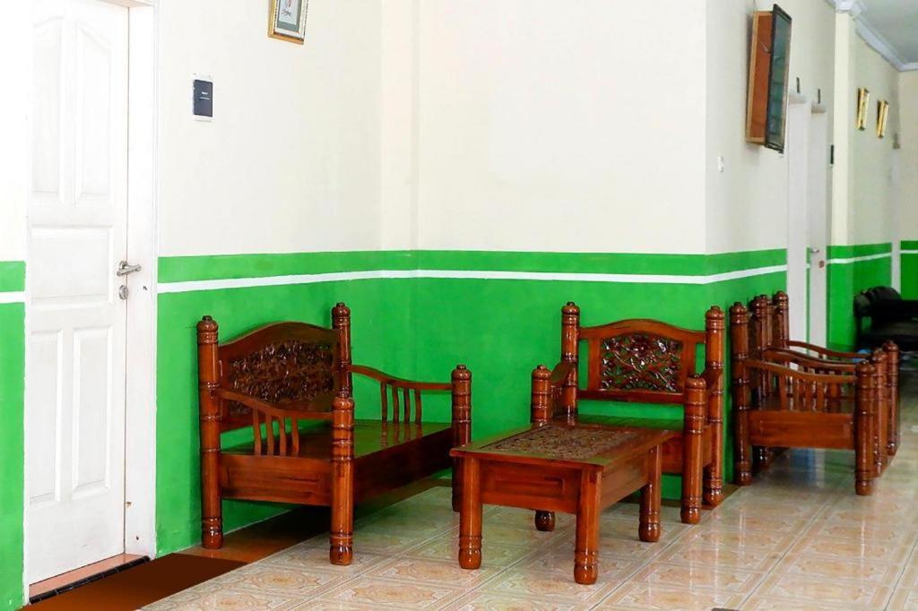 Oyo 338 Guest House Omah Manahan Syariah Solo Eksteriør billede